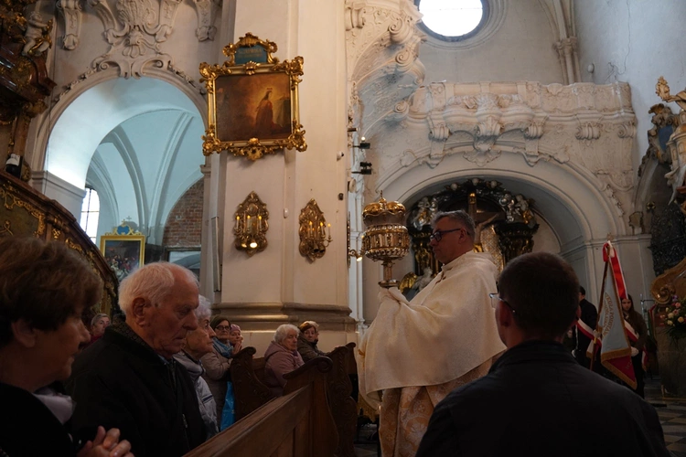 Pielgrzymka chorych, a także uczniów szkoły imienia św. Jadwigi u swojej patronki