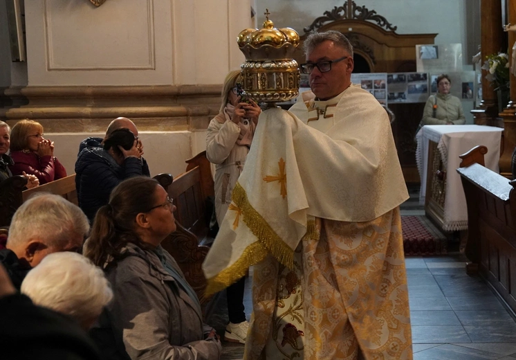 Pielgrzymka chorych, a także uczniów szkoły imienia św. Jadwigi u swojej patronki