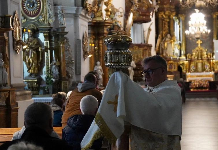 Pielgrzymka chorych, a także uczniów szkoły imienia św. Jadwigi u swojej patronki