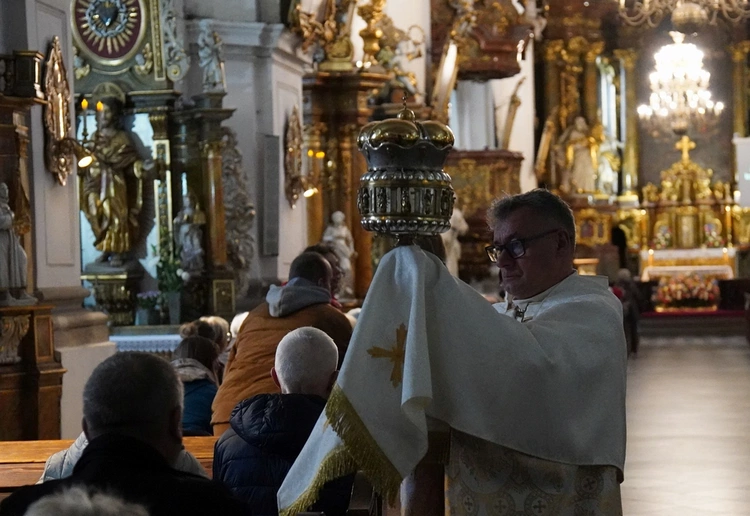 Pielgrzymka chorych, a także uczniów szkoły imienia św. Jadwigi u swojej patronki
