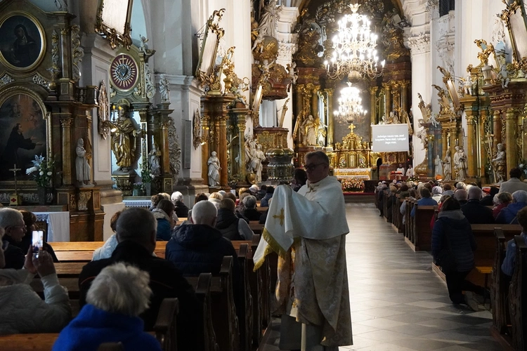 Pielgrzymka chorych, a także uczniów szkoły imienia św. Jadwigi u swojej patronki