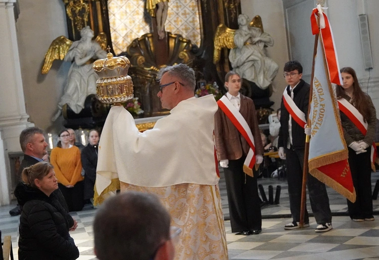 Pielgrzymka chorych, a także uczniów szkoły imienia św. Jadwigi u swojej patronki