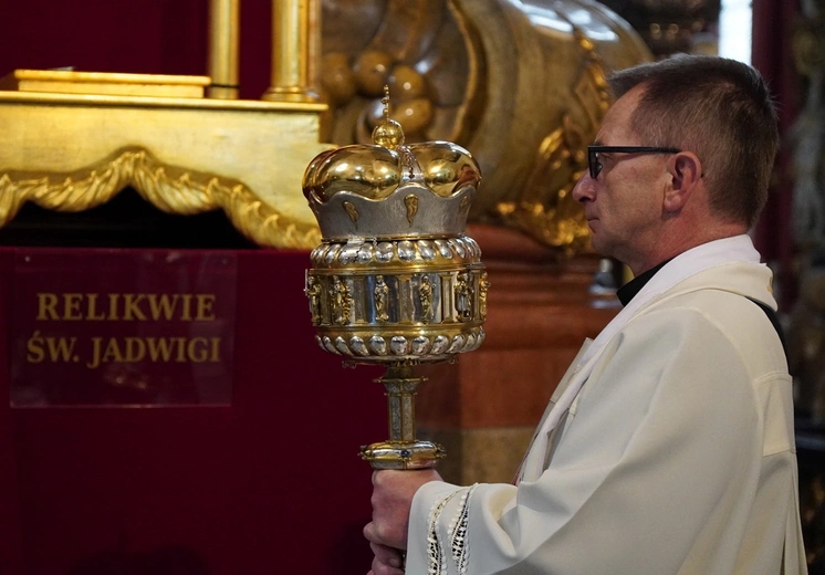 Pielgrzymka chorych, a także uczniów szkoły imienia św. Jadwigi u swojej patronki