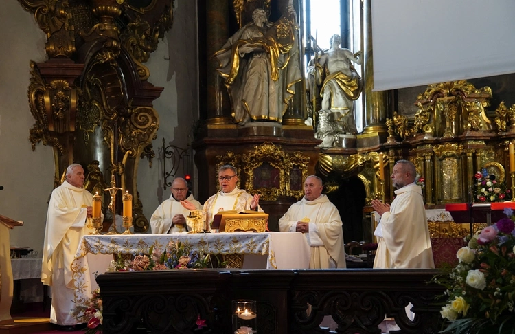 Pielgrzymka chorych, a także uczniów szkoły imienia św. Jadwigi u swojej patronki