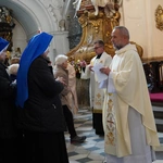 Pielgrzymka chorych, a także uczniów szkoły imienia św. Jadwigi u swojej patronki