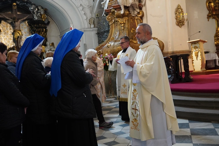 Pielgrzymka chorych, a także uczniów szkoły imienia św. Jadwigi u swojej patronki