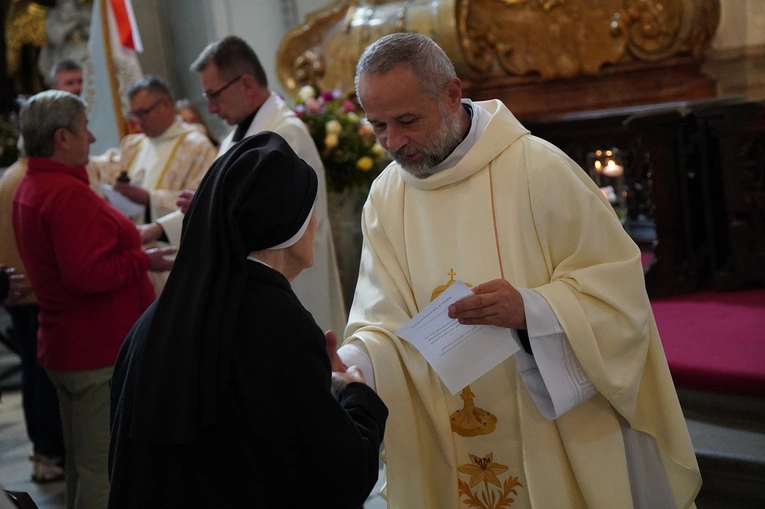Pielgrzymka chorych, a także uczniów szkoły imienia św. Jadwigi u swojej patronki
