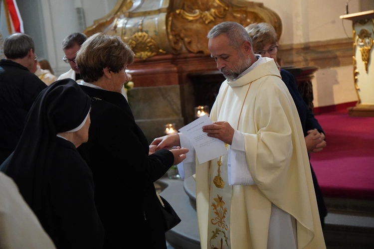 Pielgrzymka chorych, a także uczniów szkoły imienia św. Jadwigi u swojej patronki