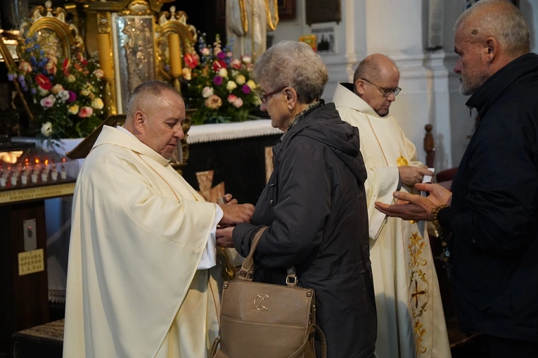Pielgrzymka chorych, a także uczniów szkoły imienia św. Jadwigi u swojej patronki