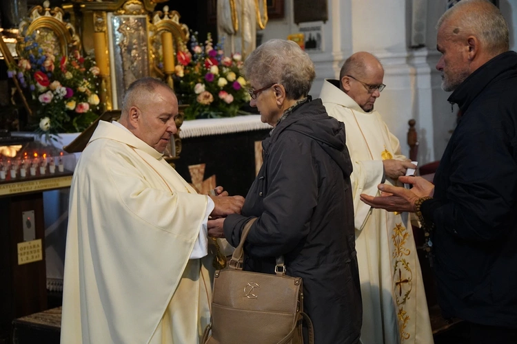 Pielgrzymka chorych, a także uczniów szkoły imienia św. Jadwigi u swojej patronki