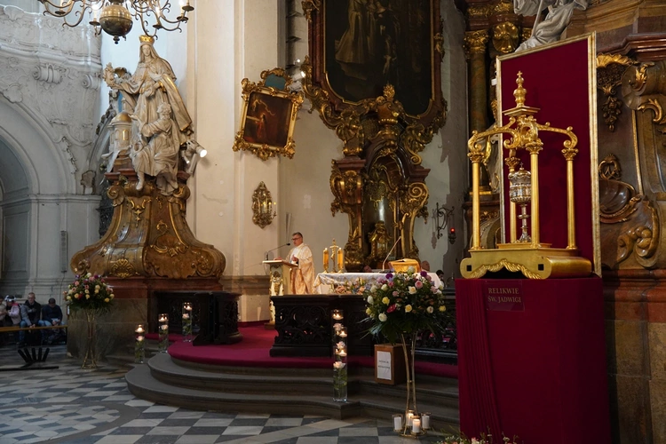 Pielgrzymka chorych, a także uczniów szkoły imienia św. Jadwigi u swojej patronki