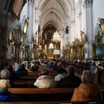 Pielgrzymka chorych, a także uczniów szkoły imienia św. Jadwigi u swojej patronki