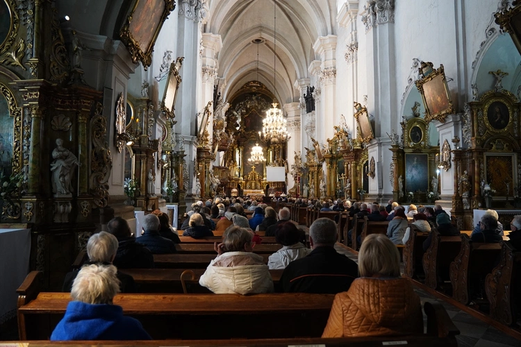 Pielgrzymka chorych, a także uczniów szkoły imienia św. Jadwigi u swojej patronki