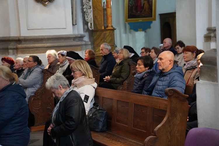 Pielgrzymka chorych, a także uczniów szkoły imienia św. Jadwigi u swojej patronki
