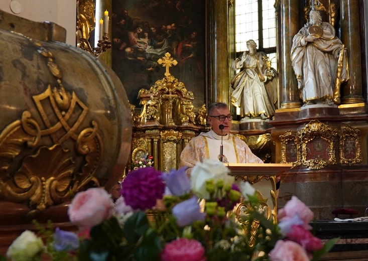 Pielgrzymka chorych, a także uczniów szkoły imienia św. Jadwigi u swojej patronki