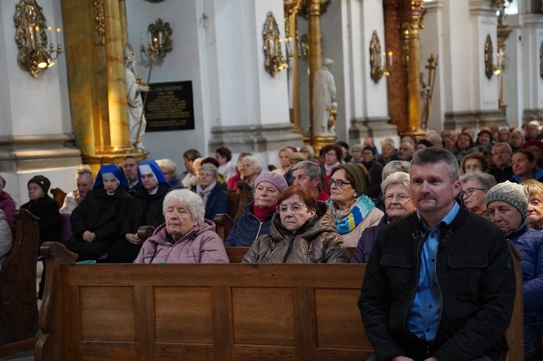 Pielgrzymka chorych, a także uczniów szkoły imienia św. Jadwigi u swojej patronki