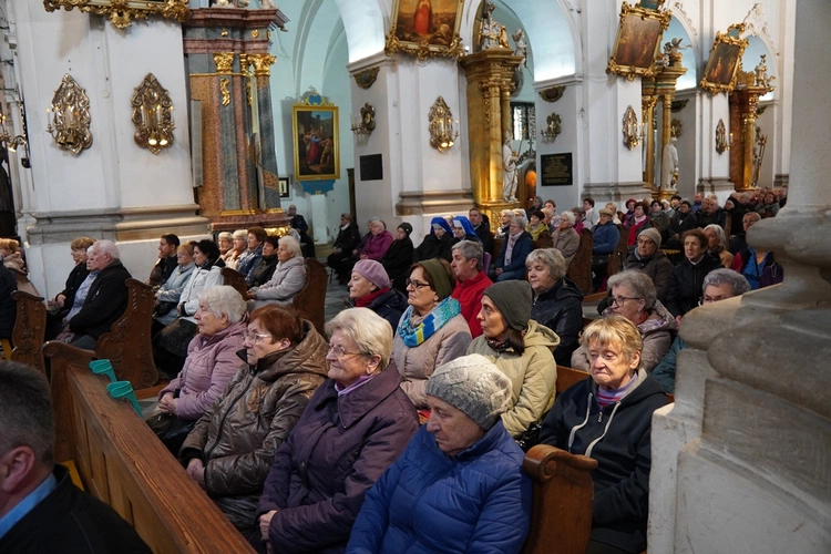 Pielgrzymka chorych, a także uczniów szkoły imienia św. Jadwigi u swojej patronki