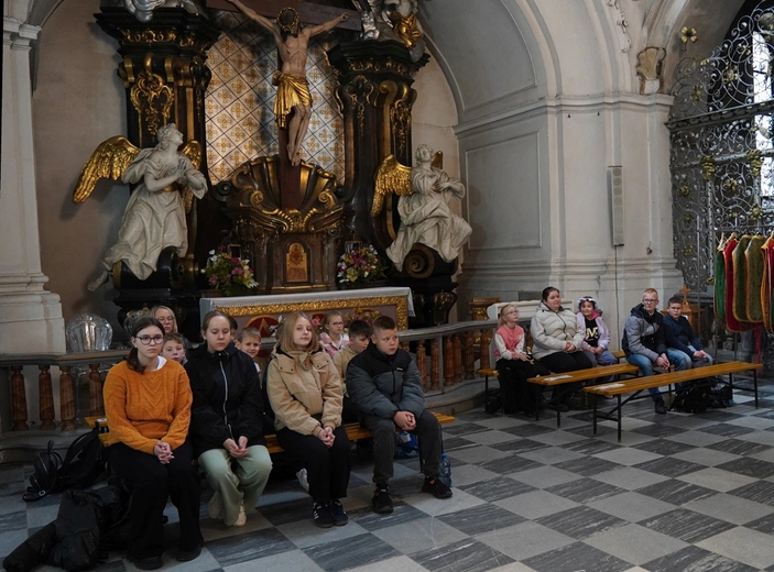 Pielgrzymka chorych, a także uczniów szkoły imienia św. Jadwigi u swojej patronki