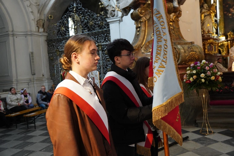 Pielgrzymka chorych, a także uczniów szkoły imienia św. Jadwigi u swojej patronki