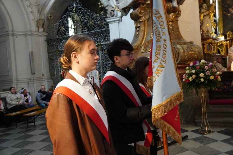 Pielgrzymka chorych, a także uczniów szkoły imienia św. Jadwigi u swojej patronki