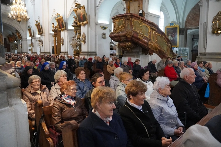 Pielgrzymka chorych, a także uczniów szkoły imienia św. Jadwigi u swojej patronki