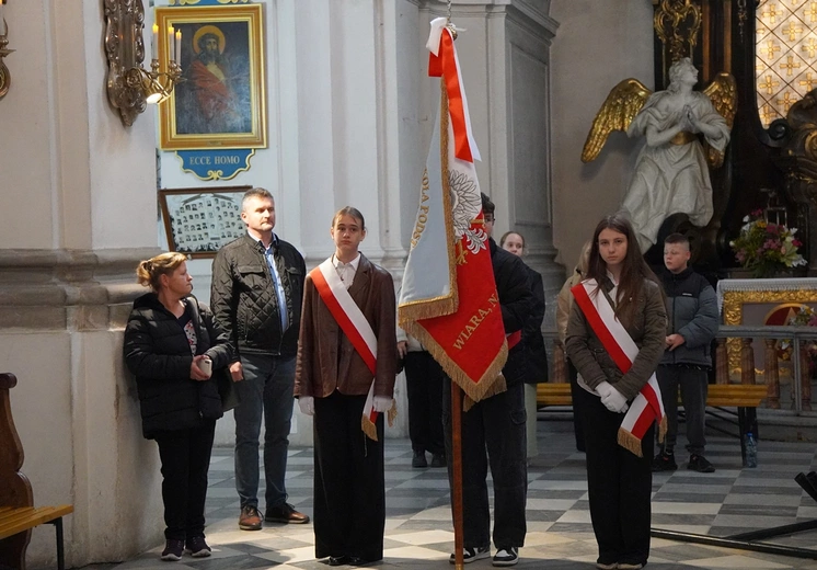 Pielgrzymka chorych, a także uczniów szkoły imienia św. Jadwigi u swojej patronki