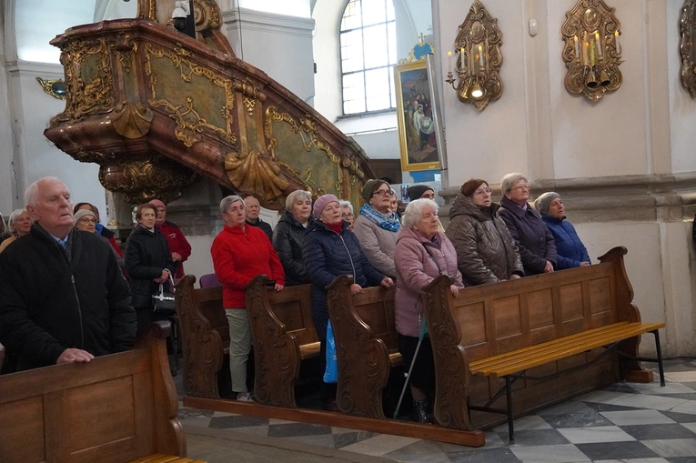 Pielgrzymka chorych, a także uczniów szkoły imienia św. Jadwigi u swojej patronki