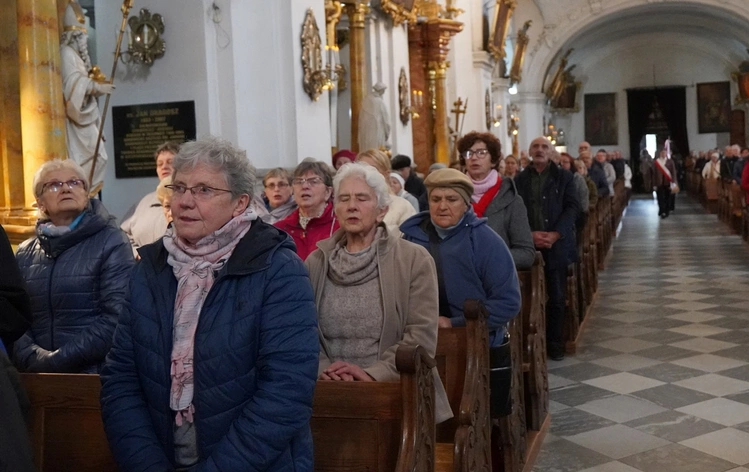 Pielgrzymka chorych, a także uczniów szkoły imienia św. Jadwigi u swojej patronki
