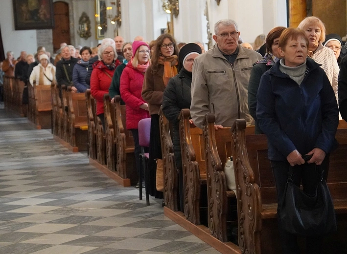 Pielgrzymka chorych, a także uczniów szkoły imienia św. Jadwigi u swojej patronki