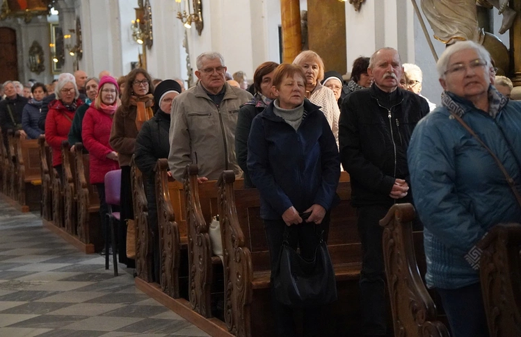 Pielgrzymka chorych, a także uczniów szkoły imienia św. Jadwigi u swojej patronki