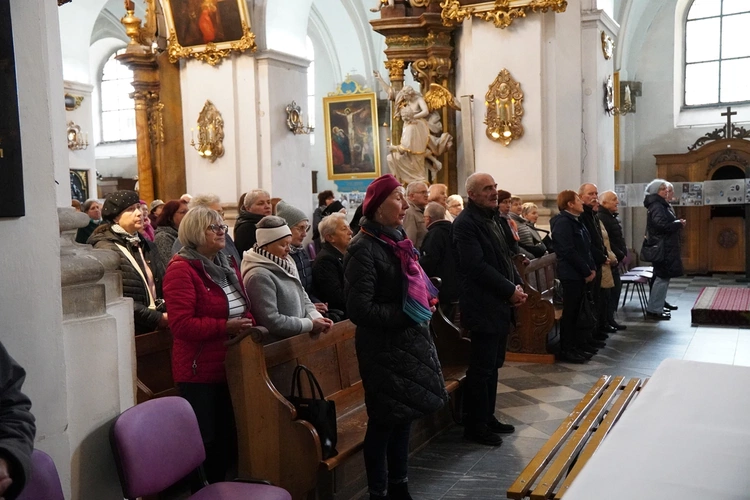 Pielgrzymka chorych, a także uczniów szkoły imienia św. Jadwigi u swojej patronki