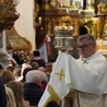 Pielgrzymka chorych, a także uczniów szkoły imienia św. Jadwigi u swojej patronki