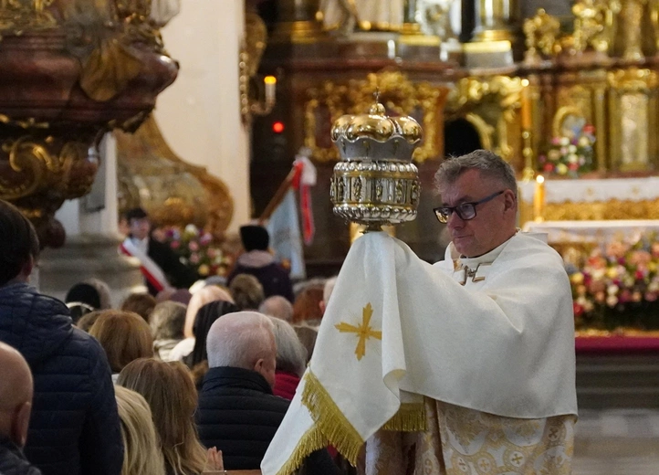 Pielgrzymka chorych, a także uczniów szkoły imienia św. Jadwigi u swojej patronki