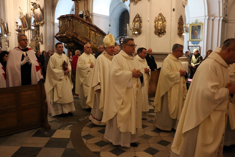 Pielgrzymka mieszkańców Trzebnicy do grobu św. Jadwigi Śląskiej - poświęcenie sztandaru gminy