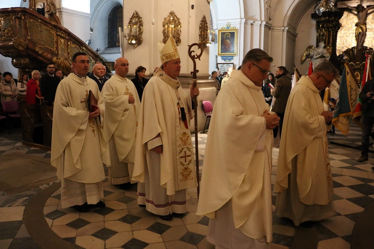 Pielgrzymka mieszkańców Trzebnicy do grobu św. Jadwigi Śląskiej - poświęcenie sztandaru gminy