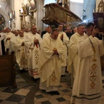 Pielgrzymka mieszkańców Trzebnicy do grobu św. Jadwigi Śląskiej - poświęcenie sztandaru gminy