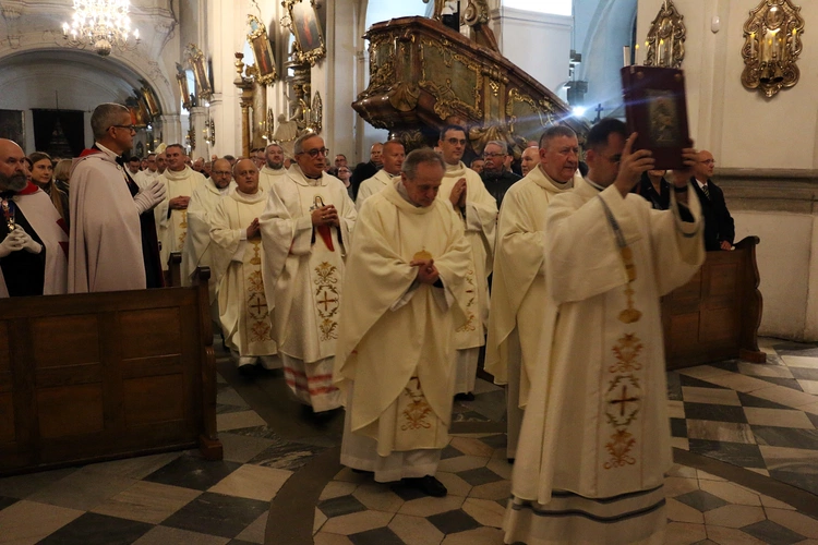 Pielgrzymka mieszkańców Trzebnicy do grobu św. Jadwigi Śląskiej - poświęcenie sztandaru gminy