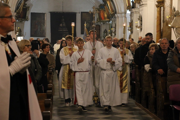 Pielgrzymka mieszkańców Trzebnicy do grobu św. Jadwigi Śląskiej - poświęcenie sztandaru gminy