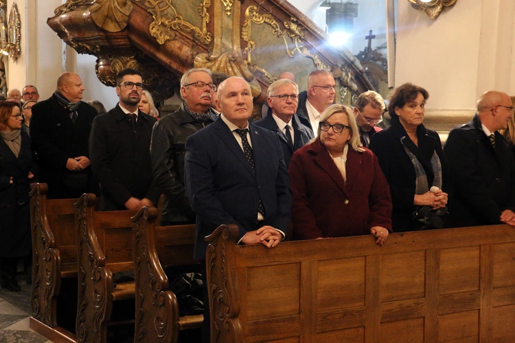 Pielgrzymka mieszkańców Trzebnicy do grobu św. Jadwigi Śląskiej - poświęcenie sztandaru gminy
