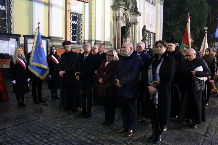 Pielgrzymka mieszkańców Trzebnicy do grobu św. Jadwigi Śląskiej - poświęcenie sztandaru gminy