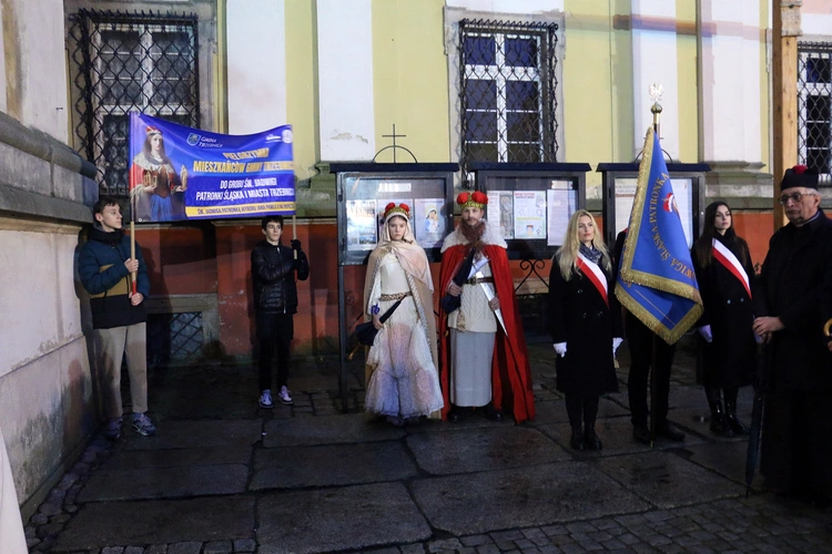 Pielgrzymka mieszkańców Trzebnicy do grobu św. Jadwigi Śląskiej - poświęcenie sztandaru gminy