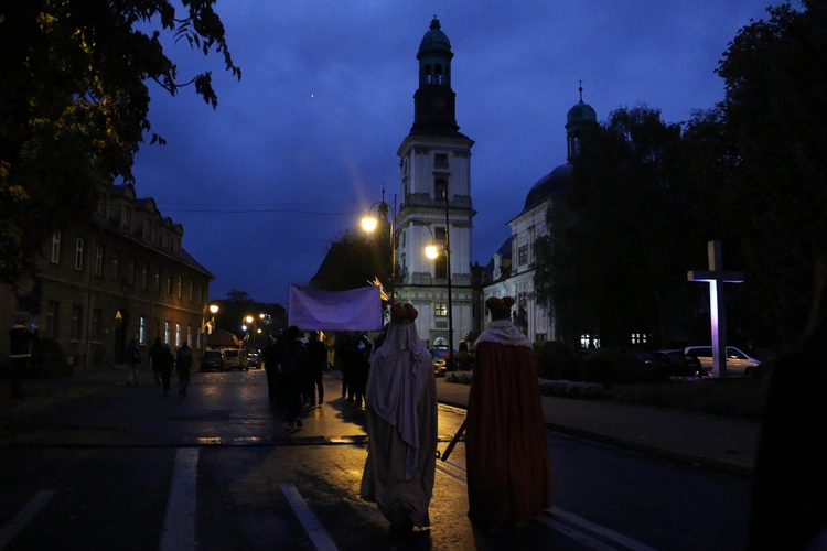 Pielgrzymka mieszkańców Trzebnicy do grobu św. Jadwigi Śląskiej - poświęcenie sztandaru gminy