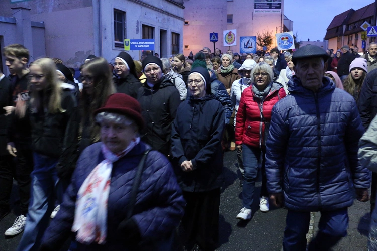 Pielgrzymka mieszkańców Trzebnicy do grobu św. Jadwigi Śląskiej - poświęcenie sztandaru gminy