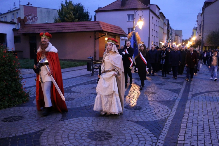 Pielgrzymka mieszkańców Trzebnicy do grobu św. Jadwigi Śląskiej - poświęcenie sztandaru gminy