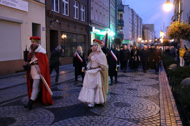 Pielgrzymka mieszkańców Trzebnicy do grobu św. Jadwigi Śląskiej - poświęcenie sztandaru gminy