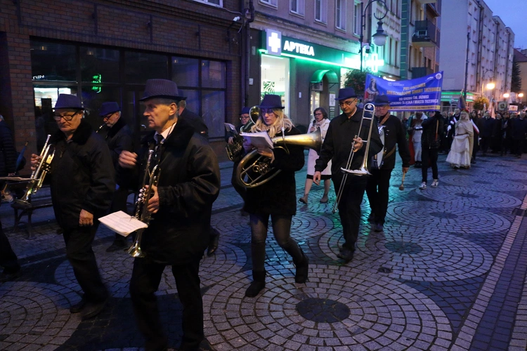 Pielgrzymka mieszkańców Trzebnicy do grobu św. Jadwigi Śląskiej - poświęcenie sztandaru gminy