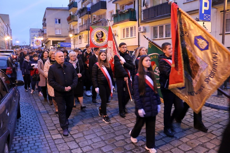 Pielgrzymka mieszkańców Trzebnicy do grobu św. Jadwigi Śląskiej - poświęcenie sztandaru gminy