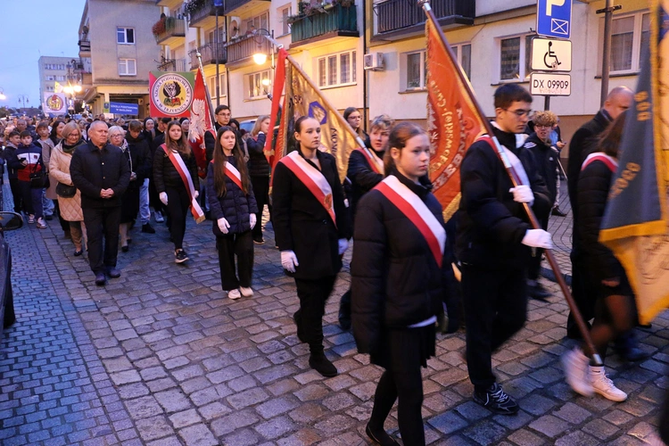 Pielgrzymka mieszkańców Trzebnicy do grobu św. Jadwigi Śląskiej - poświęcenie sztandaru gminy