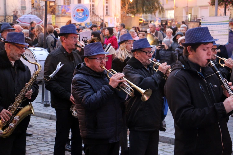 Pielgrzymka mieszkańców Trzebnicy do grobu św. Jadwigi Śląskiej - poświęcenie sztandaru gminy
