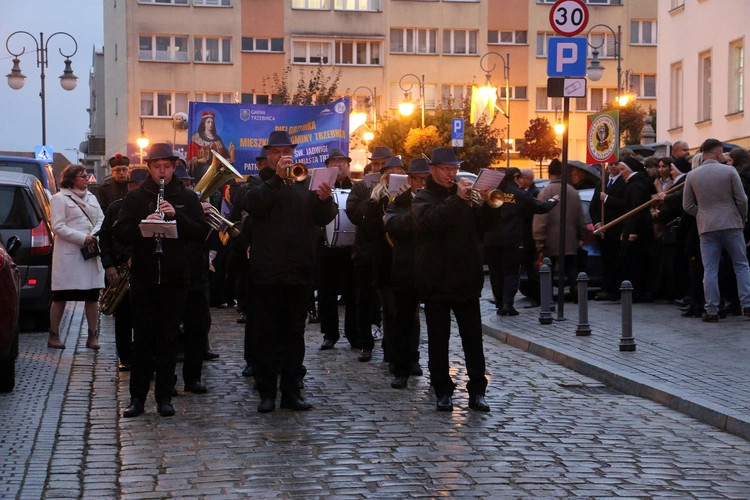 Pielgrzymka mieszkańców Trzebnicy do grobu św. Jadwigi Śląskiej - poświęcenie sztandaru gminy